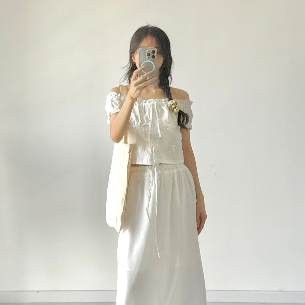 Off-Shoulder Puffy Blouse  木耳边一字领 (JUL2501)