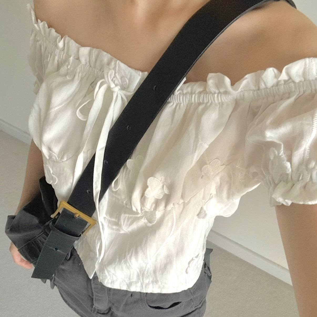 Off-Shoulder Puffy Blouse  木耳边一字领 (JUL2501)