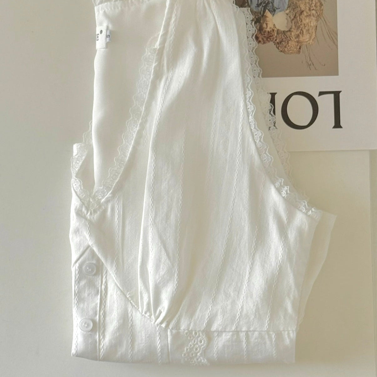 White Lace V-Neck Sleeveless Top蕾丝花边白色V领无袖衫上衣  (JUL2505)