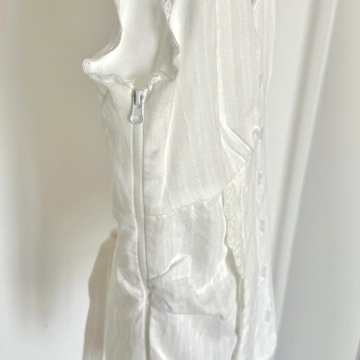 White Lace V-Neck Sleeveless Top蕾丝花边白色V领无袖衫上衣  (JUL2505)