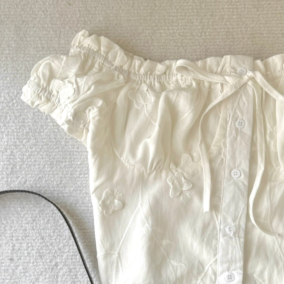 Off-Shoulder Puffy Blouse  木耳边一字领 (JUL2501)