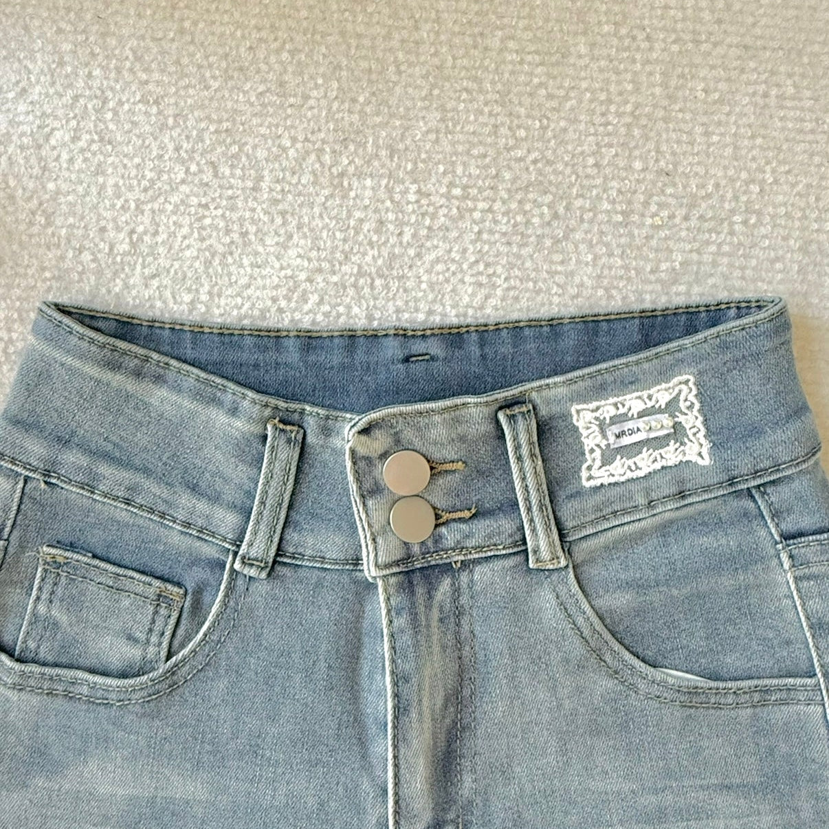 High Waist Slim Strech Fitted Jeans腰头拼接蕾丝双扣高腰微喇牛仔裤 （JUL2507）