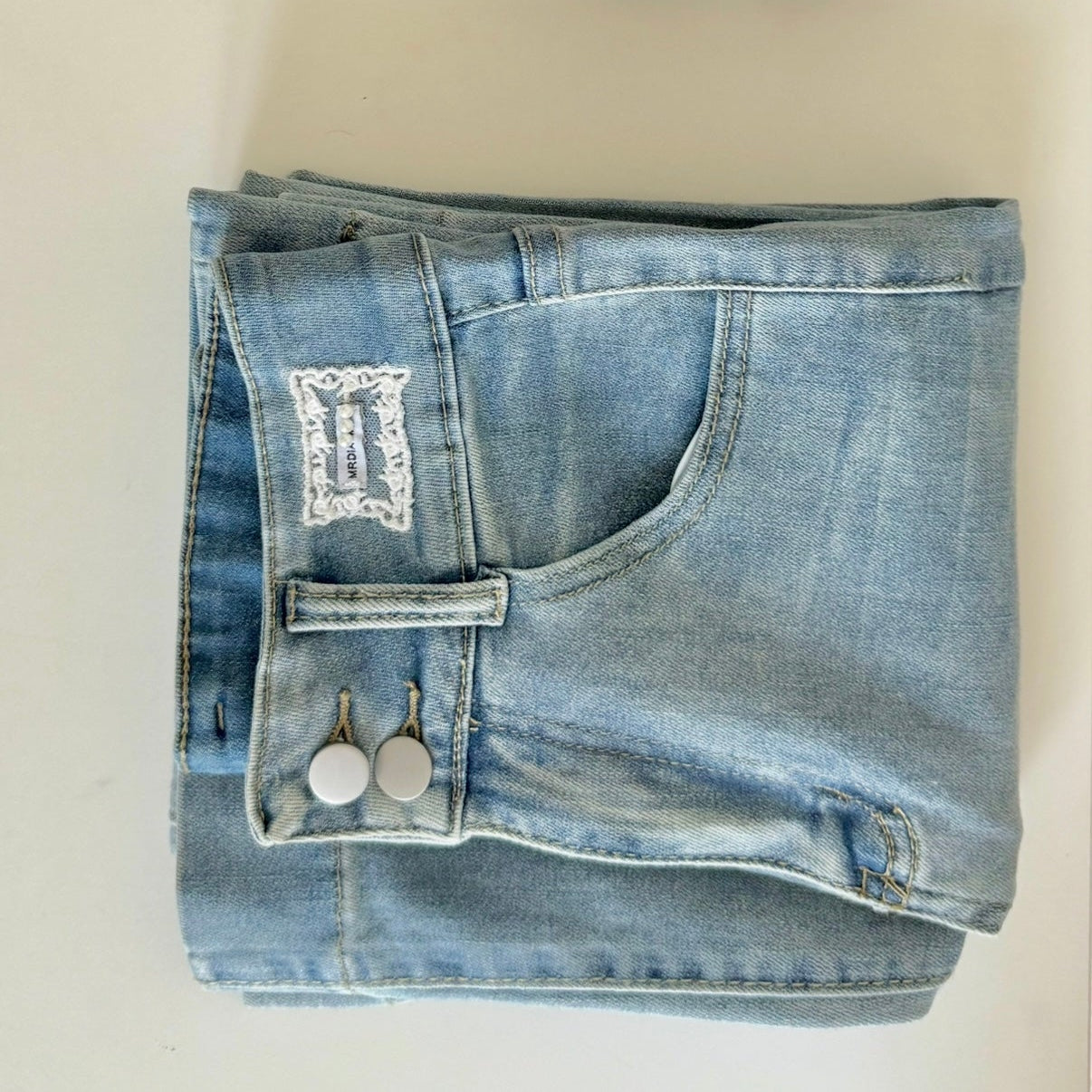 High Waist Slim Strech Fitted Jeans腰头拼接蕾丝双扣高腰微喇牛仔裤 （JUL2507）